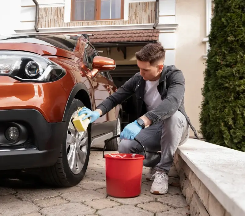 Lavage auto à domicile Neuville-les-Dames : professionnel intervenant sur un véhicule